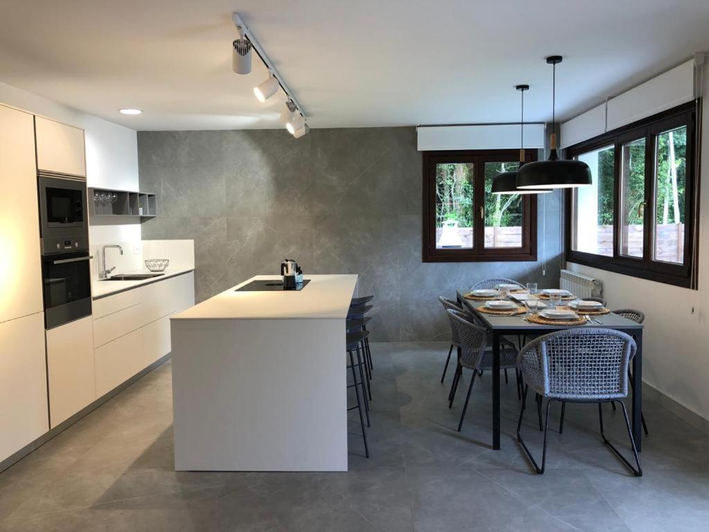 ☀️ Villa Valdés | Chalet Vacacional con piscina, BBQ y sala de juegos · Fotos 4